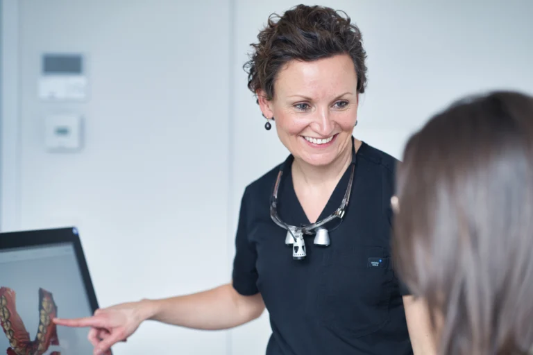 Dr. Lea von Einsiedel erläutert einer Patientin Informationen am Bildschirm.