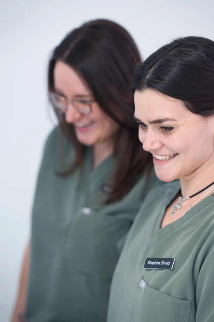 Zahnärztliches Team bei der professionellen Zahnreinigung