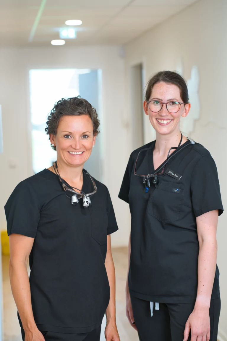 Dr. Lea von Einsiedel und eine Kollegin stehen gemeinsam im Behandlungszimmer.