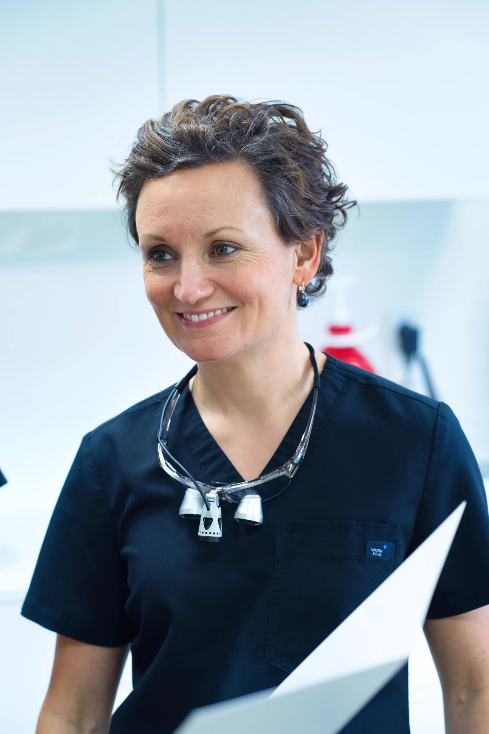 Dr. Lea von Einsiedel lächelt im Behandlungszimmer in die Kamera.